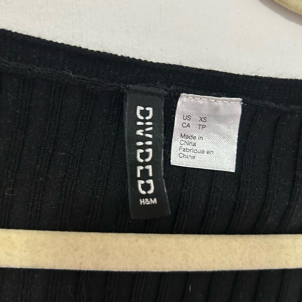 Divided H&M black long sleeve button shorty - Picture 3 of 4